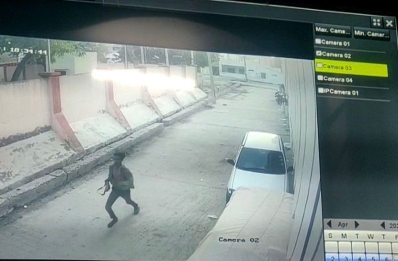 बीच-बाजार में टैक्सी चालक से रुपयों से भरा बैग छीन कर भागे दो युवक