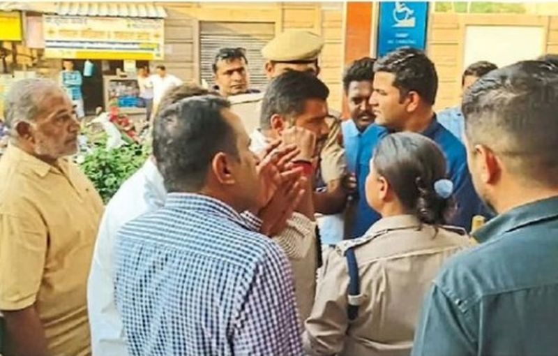 मामले में लापरवाही बरतने वाले पुलिस अधिकारियों को निलंबित करने की मांग