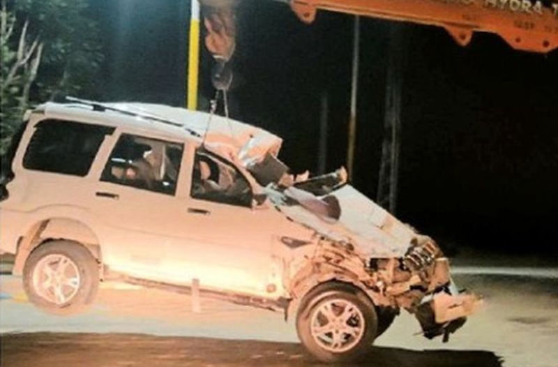 सिणधरी में हादसे का शिकार के बाद क्षतिग्रस्त कार को क्रेन से उठाकर ले जाती पुलिस।