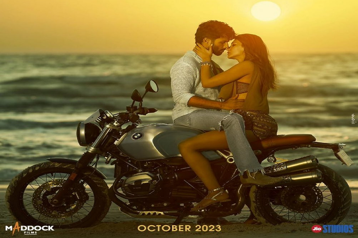shahid_kapoor_and_kriti_sanon_kissing_each_other_untitled_romantic_movie_first_look_poster_release_now.png