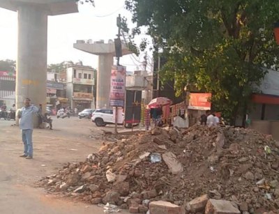 पेट्रोल पम्प के सामने मिट्टी का ढेर लगा देने से परेशानी