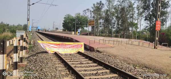 Rail line jammed despite the announcement of ending the movement