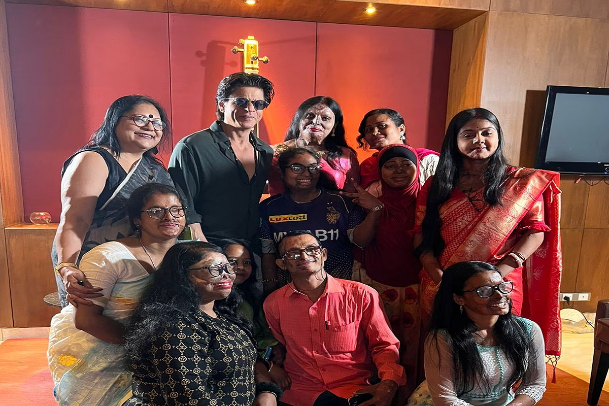 shahrukh_khan_met_acid_attack_survivors_in_kolkata_during_ipl_match_between_kolkata_knight_riders_and_royal_challengers_unseen_photos_viral.png