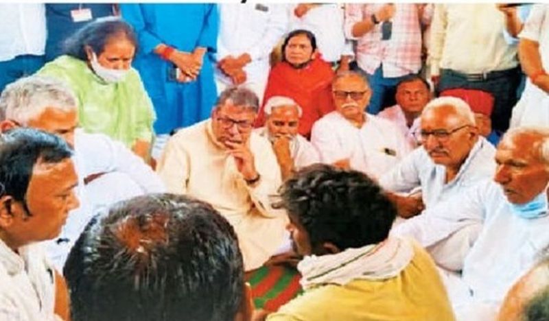 पीड़ित परिवार से मिलने पहुंचे उपनेता प्रतिपक्ष सतीश पूनिया व अन्य।