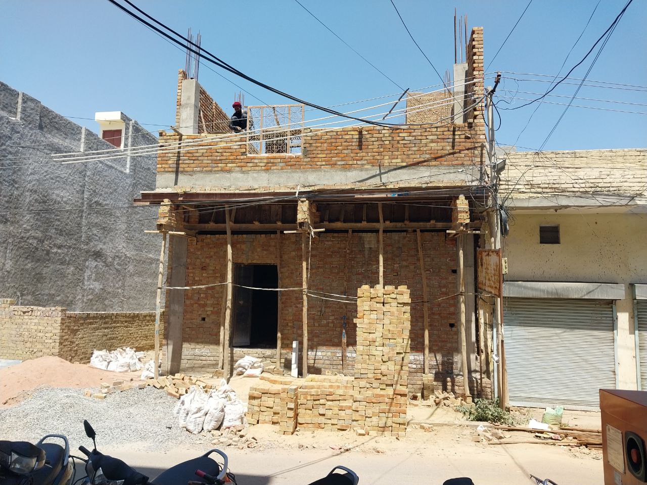 भवन निर्माण की अनुमति नहीं, अब थमाए नोटिस