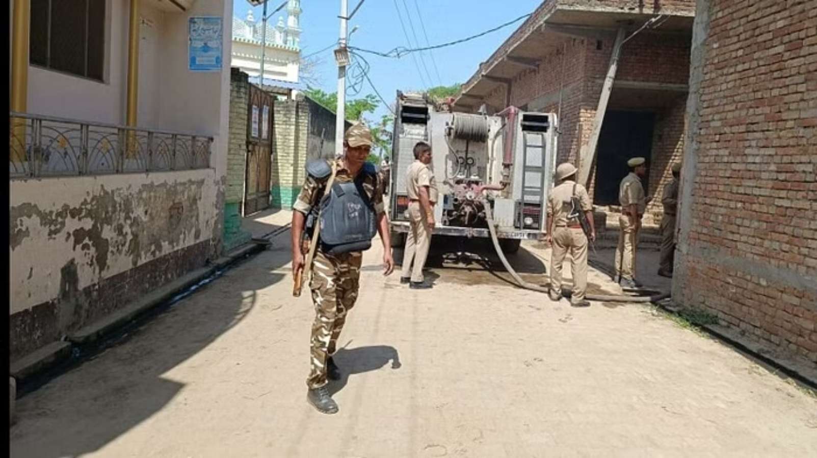 Meerut News: हस्तिनापुर में पुलिस भर्ती तैयारी कर रहे युवक की हत्या के बाद घरों में लगाई आग, मौके पर पुलिस