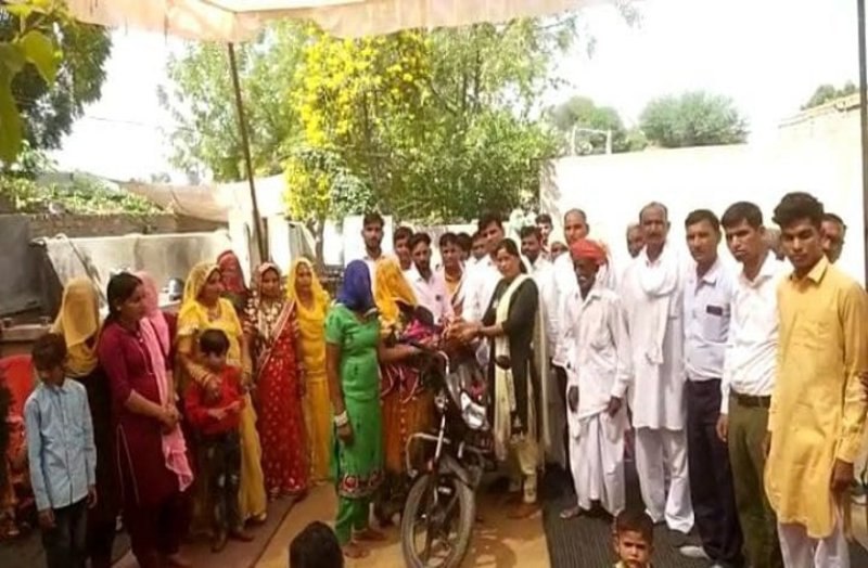 बेटी पैदा हुई तो दो आशा सहयोगिनी ने परिवार को मोटरसाकिल भेंट किया