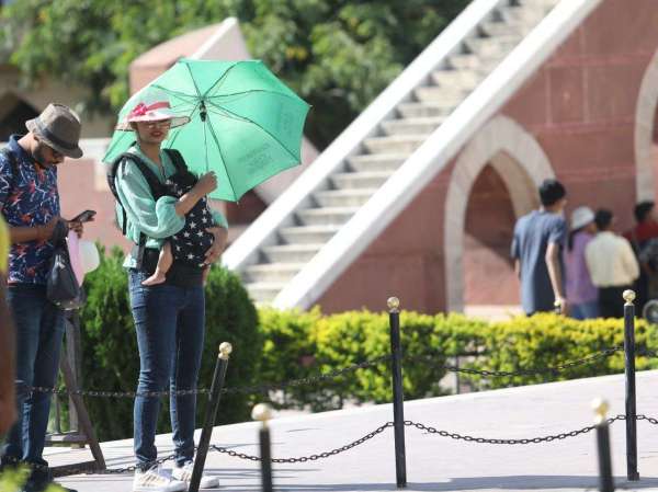 देखेंं फोटो- प्रदेश में गर्मी के तीखे तेवर-पर्यटन स्थलों पर गर्मी से परेशान दिखे पर्यटक