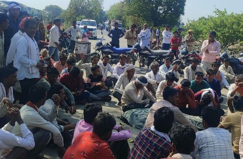 ट्रैक्टर की टक्कर से बाइक सवार की मौत, ग्रामीणों ने सड़क पर शव रखकर लगाया जाम