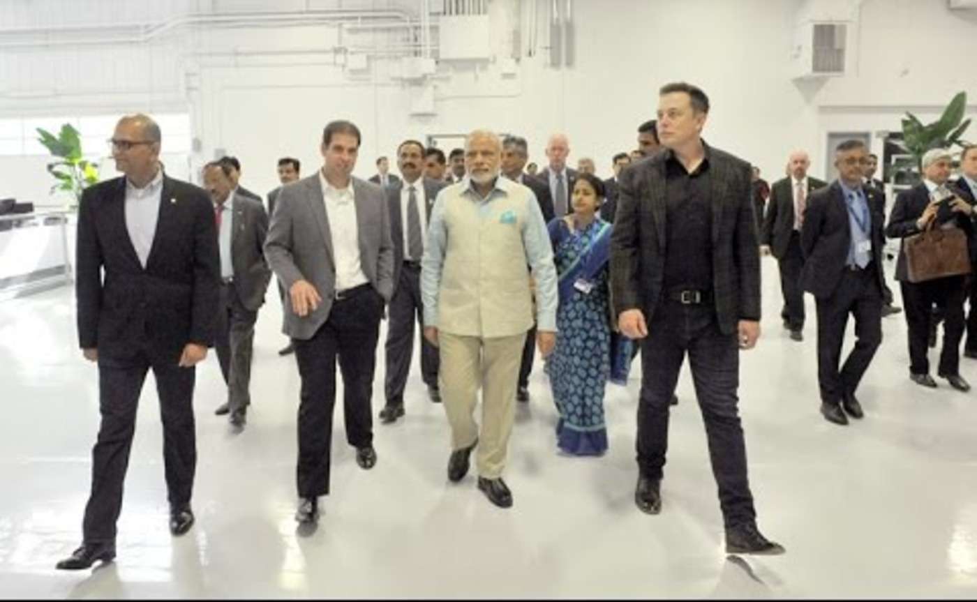 pm_modi_walking_with_musk.jpg