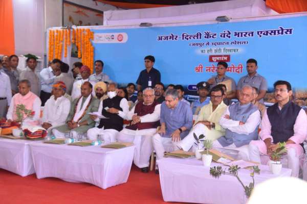 एक ही मंच पर नजर आए मुख्यमंत्री गहलोत और नेता प्रतिपक्ष राजेंद्र राठौड़