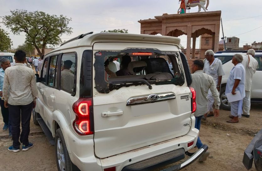 विधायक दिव्या मदेरणा की कार को घेरकर हमला, कांच फोड़ा