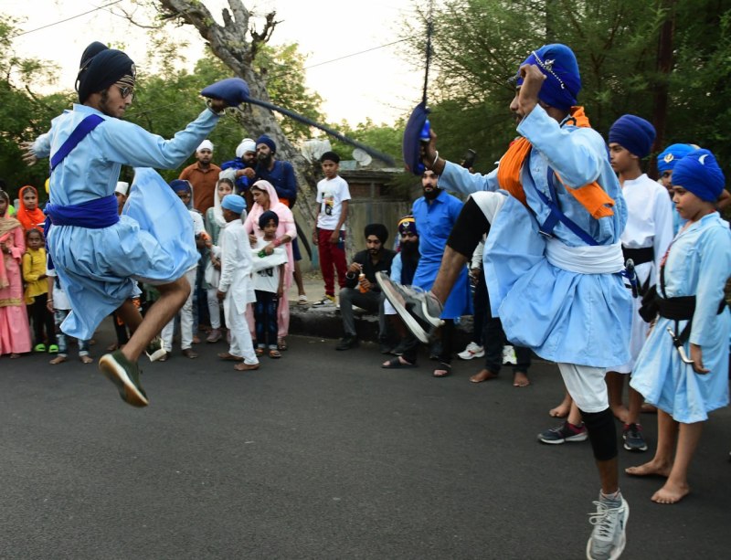 नगर कीर्तन में युवाओं ने दिखाए हैरतअंगेज करतब