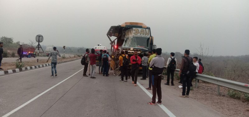 बिग ब्रेकिंग: भोपाल जा रही नंदन ट्रेवल्स ट्रक में घुसी, ड्राइवर फसा, दर्जनों यात्री घायल