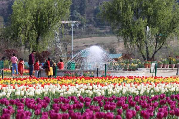  इस साल पिछले साल के 3.60 लाख पर्यटकों के रेकार्ड को पार कर जाएगा।