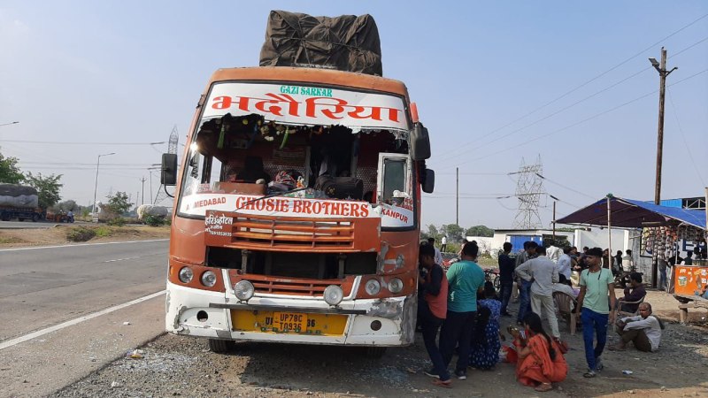 सूरत से कानपुर जा रही यात्री में बस में देवास में किया पथराव, चालक घायल