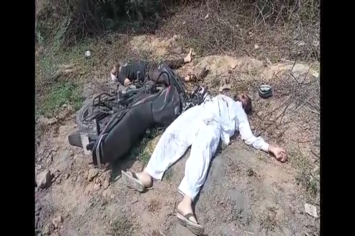 अशद और गुलाम का इनकाउंटर अतीक रोया कोर्ट में अशद ने सफेद रंग का कुर्ता पहना था और गुलाम ने काले रंग का