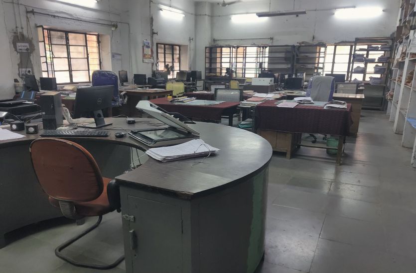 मंत्रालयिक कर्मचारियों का कलक्ट्रेट पर प्रदर्शन