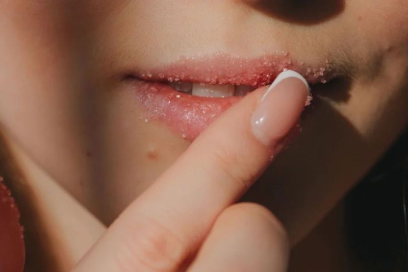 Lip Care: गर्मियों में अगर आपके भी फटत रहे हैं होंठ तो कीजिए ये घरेलू उपाये, तुरंत होगा फायदा