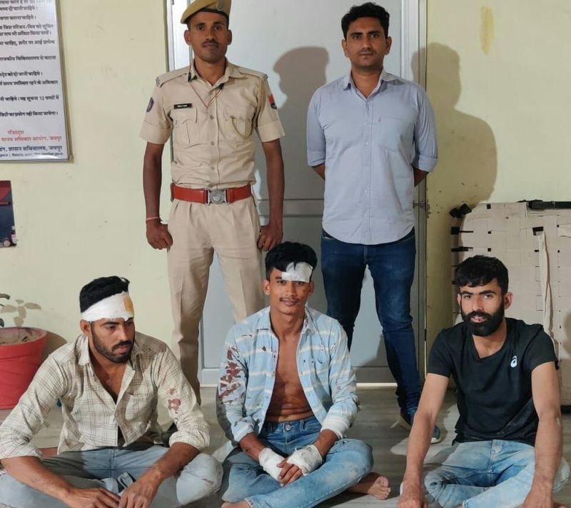 पुलिस से बचने कार भगाई तो पलटी, इनामी सहित तीन चोटिल