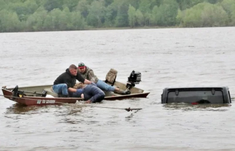 woman_found_alive_in_submerged_jeep_1.jpg