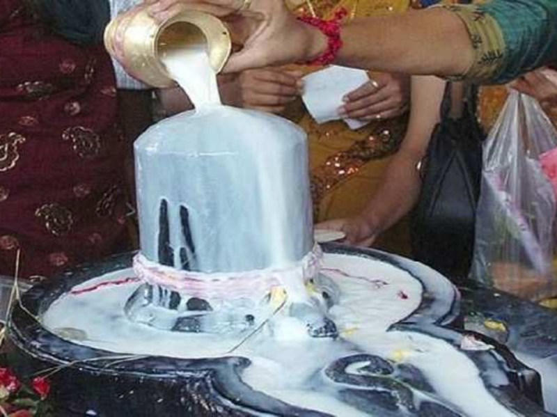 milk_offering_on_shivling.jpg
