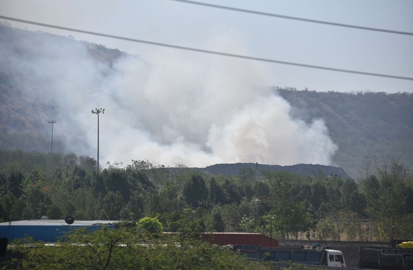 Indore News : ट्रेंचिंग ग्राउंड पर कचरे में फिर लगी आग