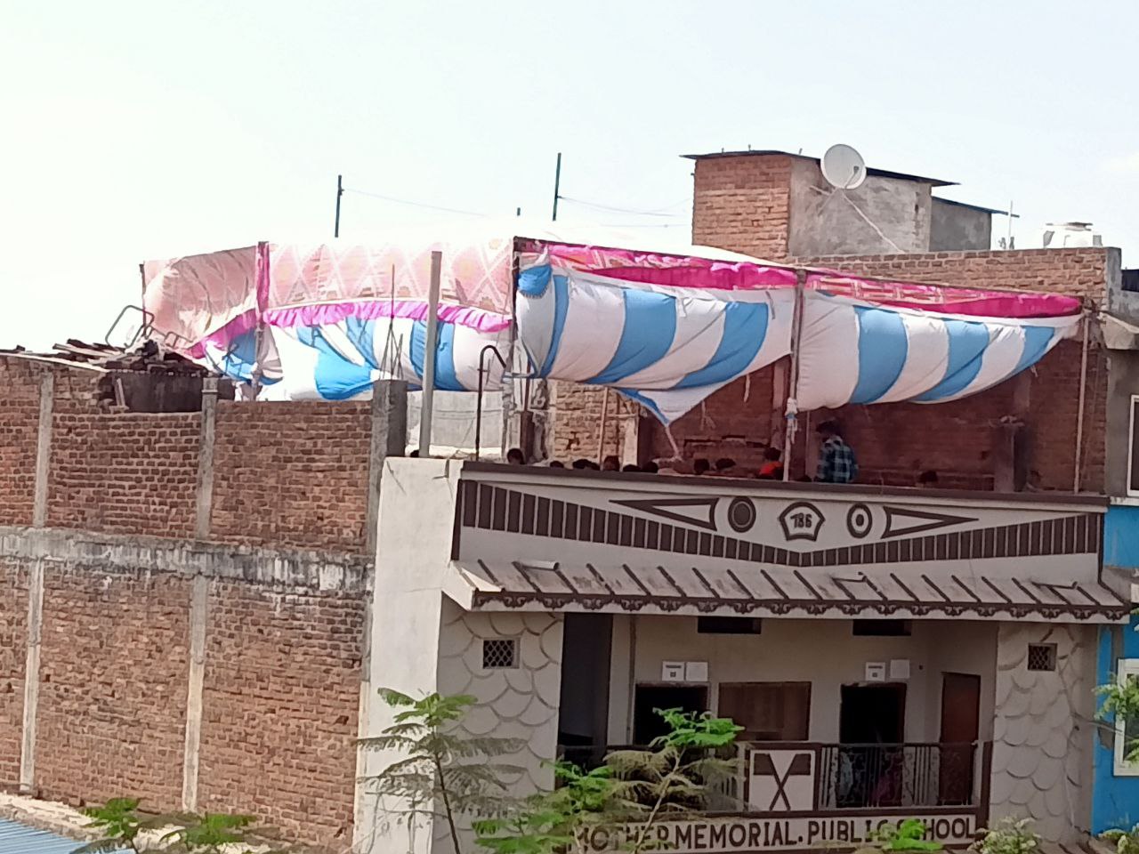 छत पर टेंट में नौनिहालों की परीक्षा