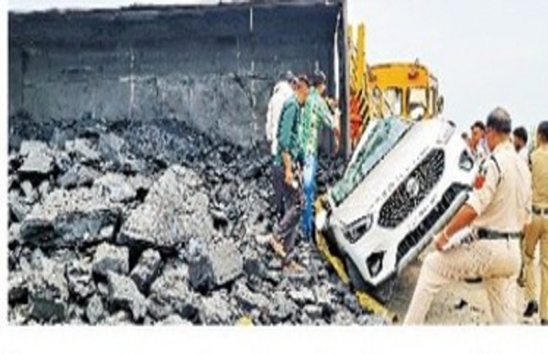 कोयले से भरा ट्रेलर कार पर गिरा, एक युवक की मौत