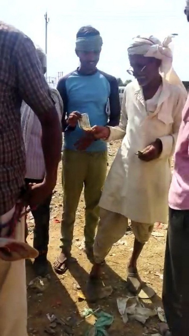 पुरानी रसीद दिखाकर अवैध वसूली, 100 के बजाए वसूल रहे 600 रुपए