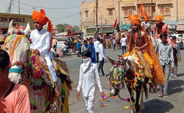  जगह-जगह पुष्पवर्षा से स्वागत किया