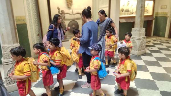 शहर के स्कूली स्टूडेंट्स भी विरासत दिवस का एंजॉय करते हुए, एक स्कूल का ग्रुप अल्बर्ट हॉल को निहारते हुए