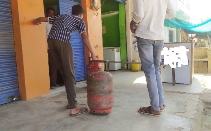 तुलसी नगर के पास दिया जा रहा गैस सिलेंडर