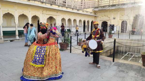 लोकसंस्कृति की झलक पेश करते हुए कलाकार