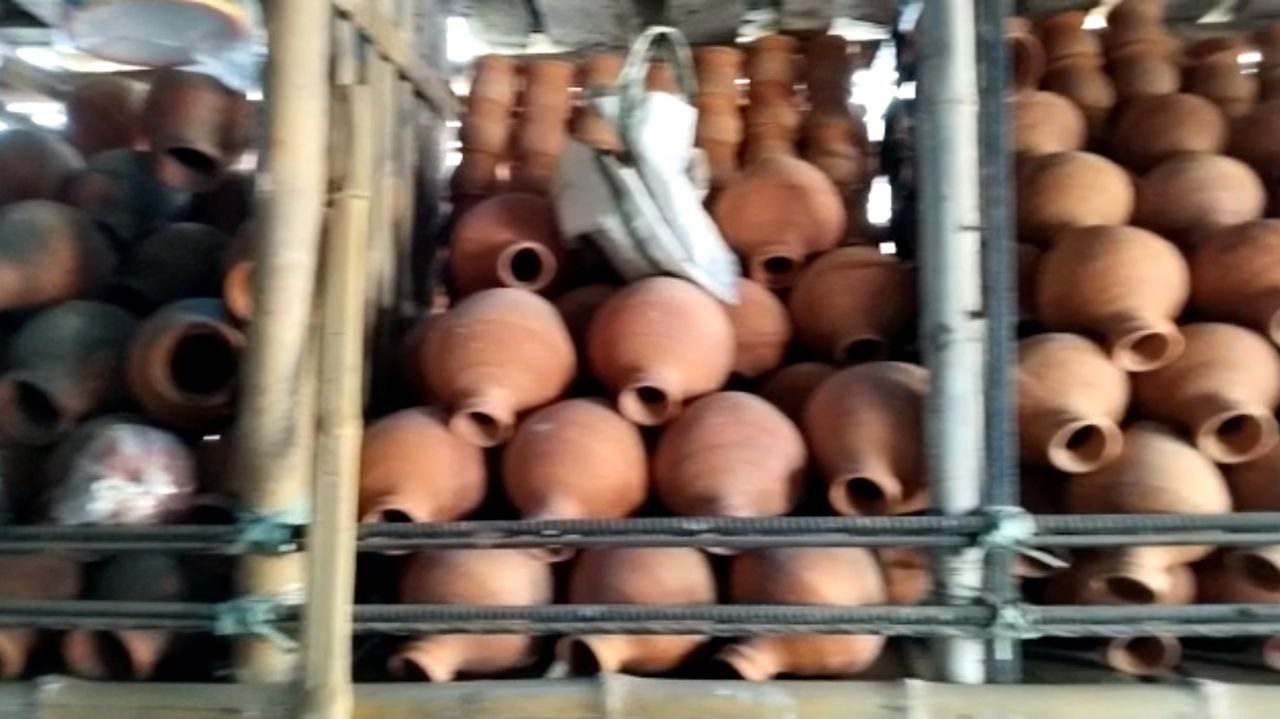 भीषण गर्मी से बढ़ी मिट्टी के घड़ों की मांग