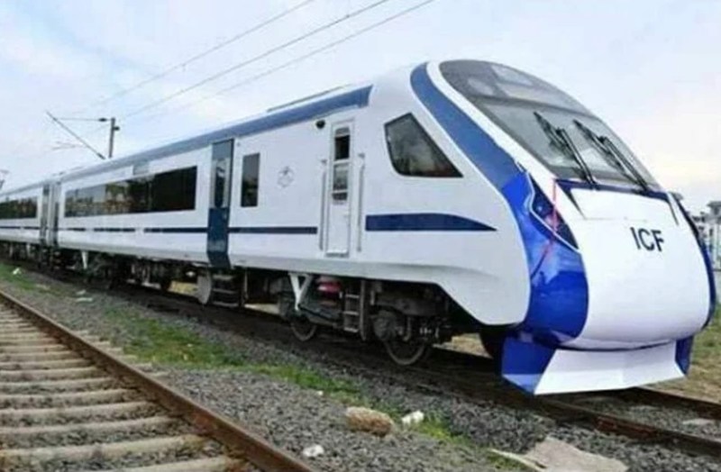 Vande Bharat train stopped the speed of 14 trains changed time table