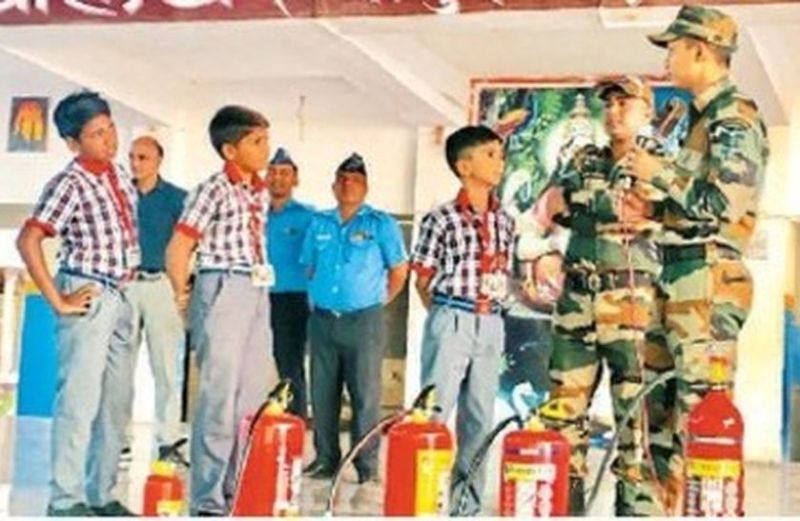 बाड़मेर के केन्द्रीय विद्यालय में अग्निशमन यत्रों को चलाने का प्रशिक्षण देते जवान।