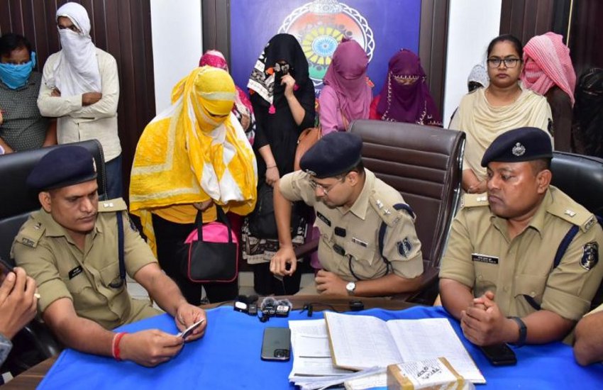 सूर्या माल में पुलिस की रेड