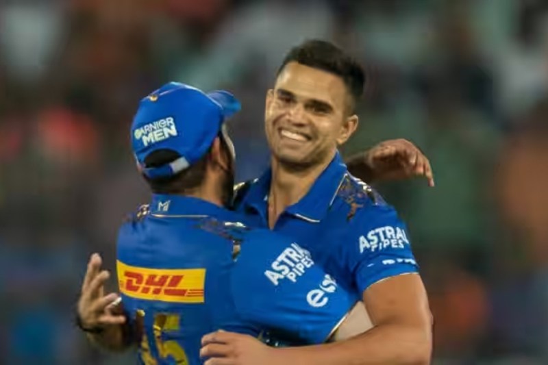 arjun-tendulkar-took-his-1st-ipl-wicket-vs-srh-sachin-tendulkar-ipl-2023.jpg