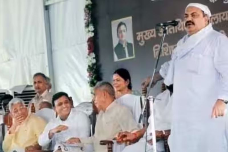 Akhilesh yadav shook atique ahmed on stage