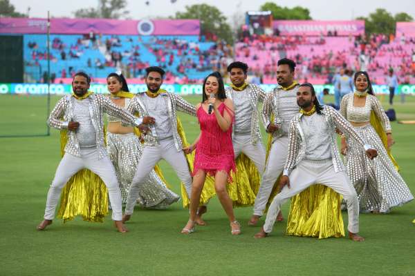 देखें फोटो: एसएमएस स्टेडियम में आईपीएल मैच से पहले कल्चरल प्रोग्राम