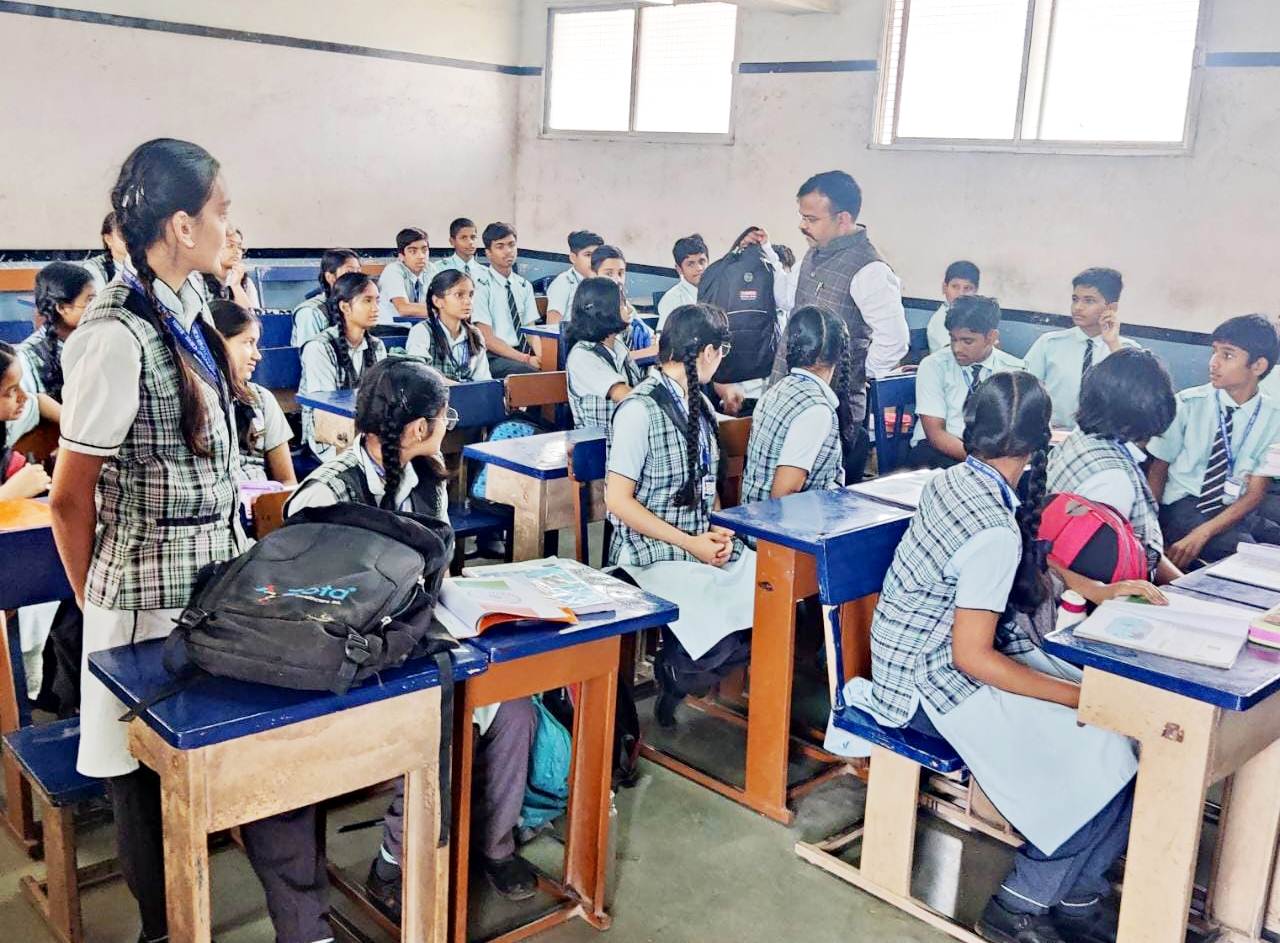 सेंट मेरी,होलीफेथ स्कूल पहुंची जांच टीम,प्रबंधन ने बैग का वजन कम दिखाने पहले ही रखवा ली कॉपियां