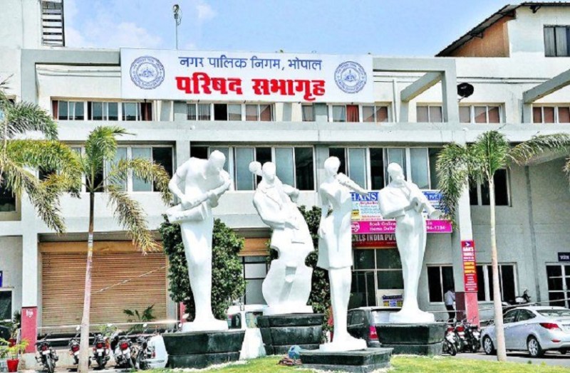 दुकानदार बोले, वहां तो 70 झुग्गियां है, 100 दुकानो की जगह, कैसे लगेगी 1000 दुकानें?