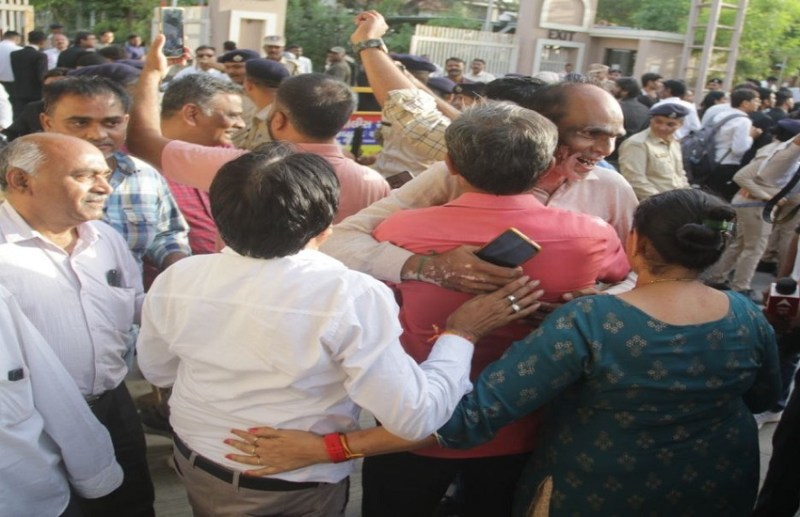 Ahmedabad: नरोडा गाम में फैसला आते ही अदालत के बाहर लगे जय श्रीराम के नारे