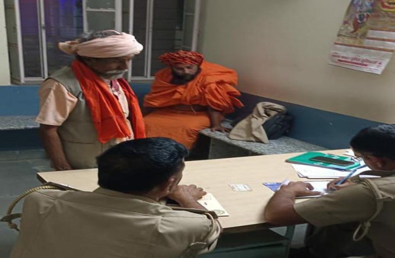 Video: श्मशान में तांत्रिक क्रिया के संदेह में दो साधुवेशधारी सहित पांच लोगों को पीटा