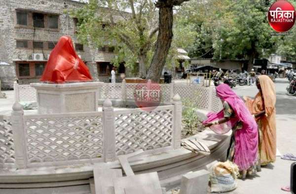 PICS : पहले पल्लू फैलाकर की अरज, फिर मत्था टेककर मांगी दुआ, ये आस्था का नजरिया...