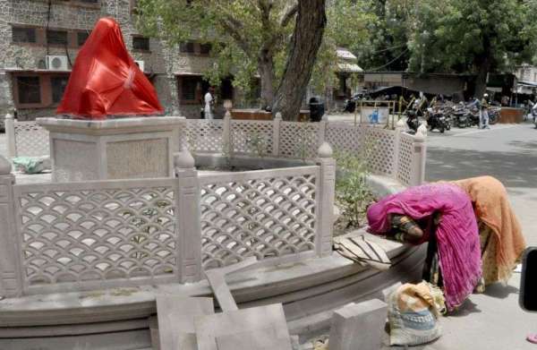 PICS : पहले पल्लू फैलाकर की अरज, फिर मत्था टेककर मांगी दुआ, ये आस्था का नजरिया...