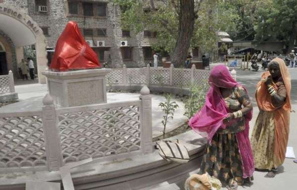 PICS : पहले पल्लू फैलाकर की अरज, फिर मत्था टेककर मांगी दुआ, ये आस्था का नजरिया...