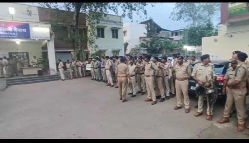 त्यौहारों को लेकर पुलिस के पुख्ता इंतजाम, निकाला फ्लैग मार्च