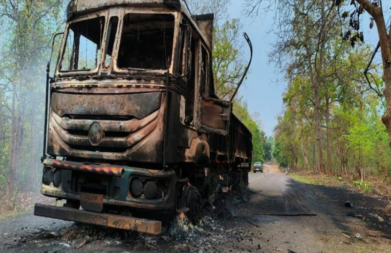 नक्सलियों ने ट्रक को किया आग के हवाले